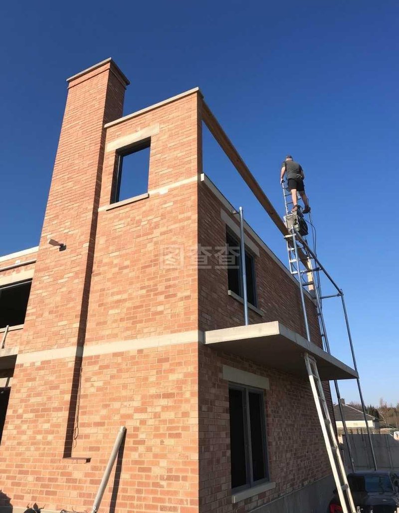 在建筑行业中，工程承包商们面临着日益复杂且竞争激烈的市场环境。今天我们就来探讨一下如何在众多竞争对手中脱颖而出。